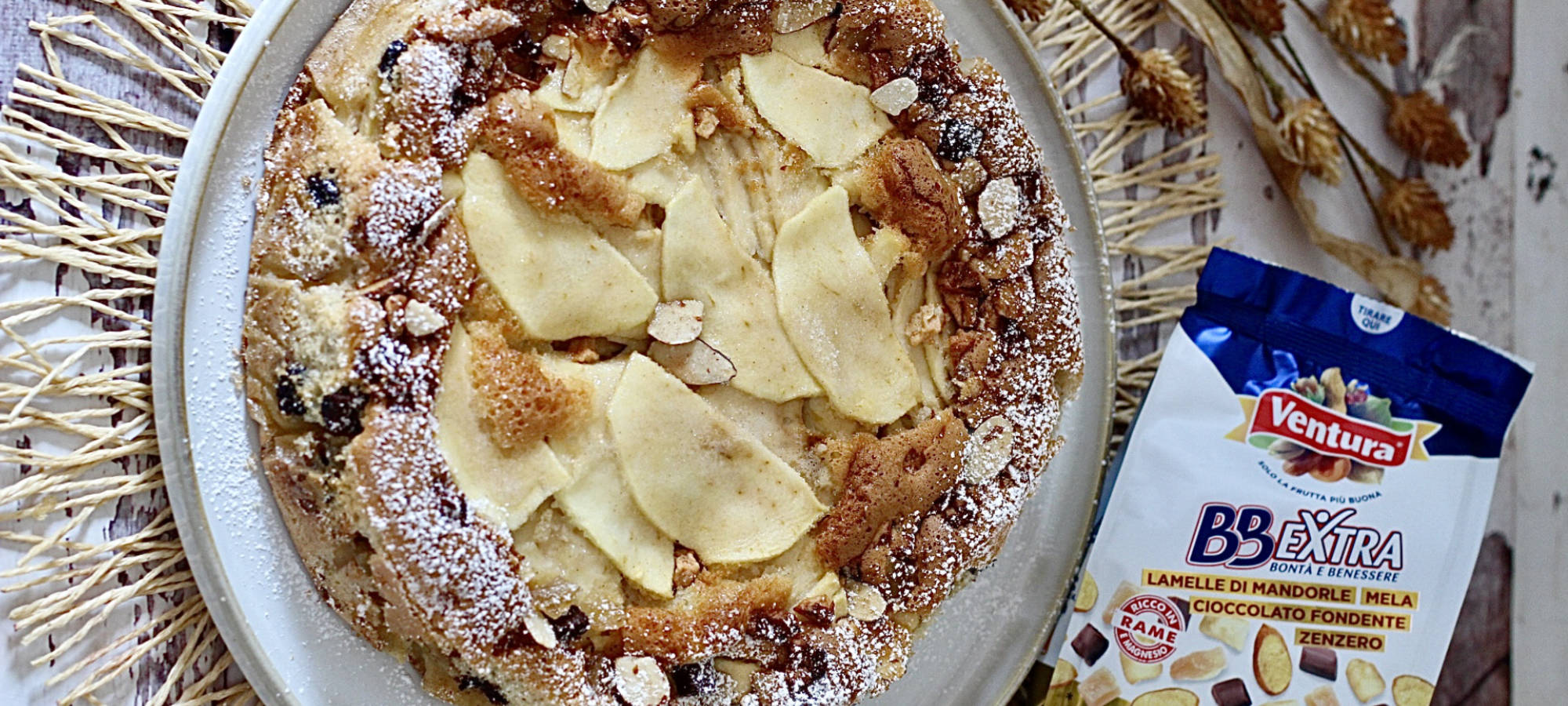 torta di mele intera spolverata di zucchero a velo con pack bbextra ventura chiuso